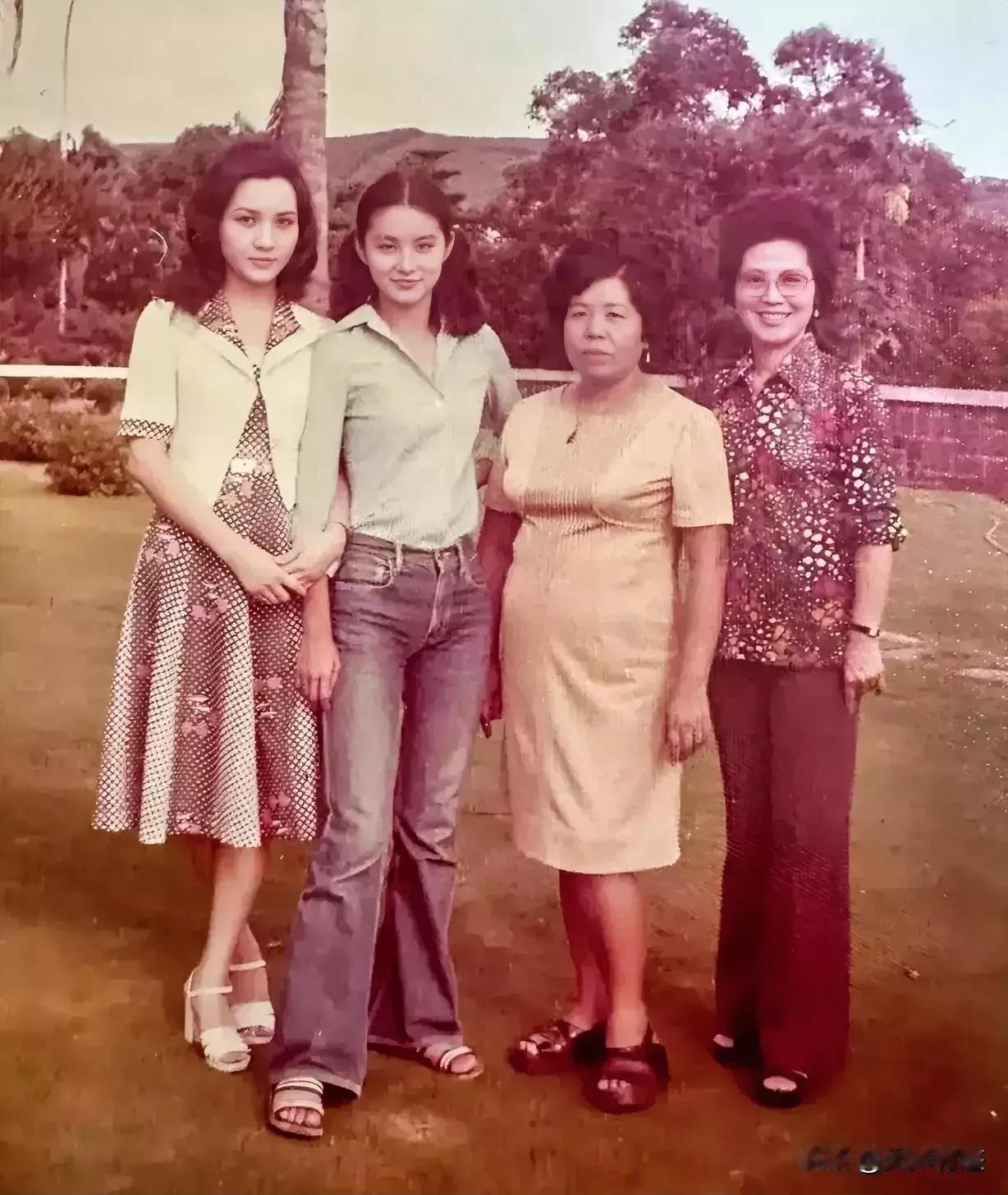 林青霞身边那个女孩子是谁呢？虽然没有林青霞那么英气，但一点不比林青霞差，很是乖顺