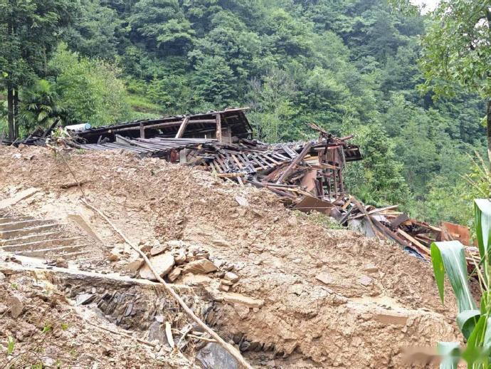 广元青川发生一起山体滑坡7月30日凌晨，受强降雨影响，青川县石坝乡马公村油房组李