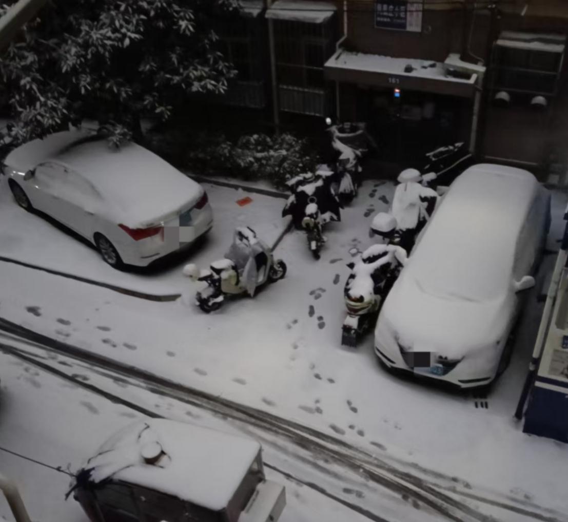 一夜之间，南京城雪白一片。 
今早6点半，推开窗户一看，此时温度零下四度。路上开