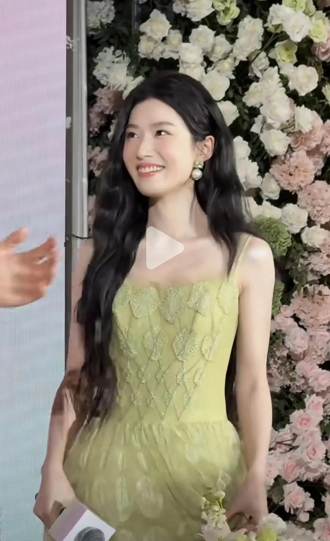 卢昱晓没有脖子前倾问题就会好看很多了吧 