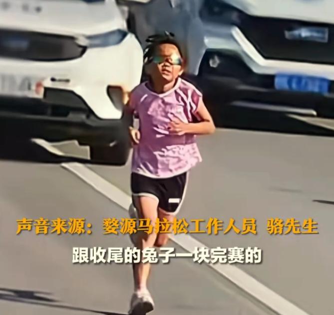 这家长想出名想疯了！让自己6岁女儿蹭跑42公里全马，裁判阻拦还不让，幸亏孩子没出