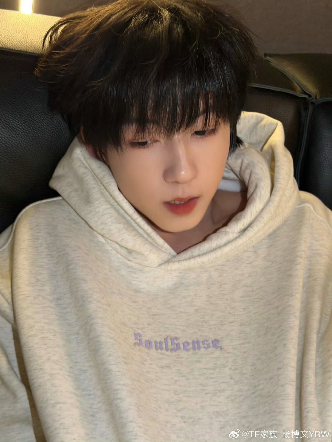 杨博文白色情人节营业纯纯大帅哥来喽 