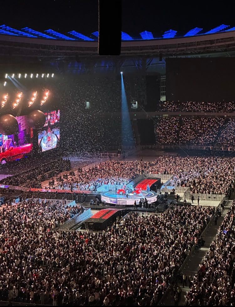 抽4个人去看演唱会！酒店+机票+演唱会门票全包！不要的可折现6000元！想干嘛干