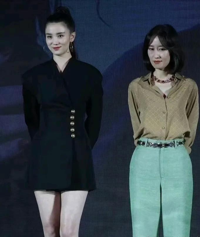 照片中的两位影视演员，一个70后，一个80后。右边的刘敏涛只比宋佳大四岁，但这张