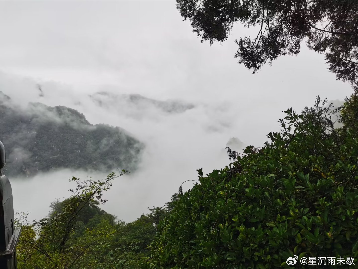 不爱拍照，扒拉半天相册才找出几张大学期间拍的照片，留个纪念接下来就要开启人生新征