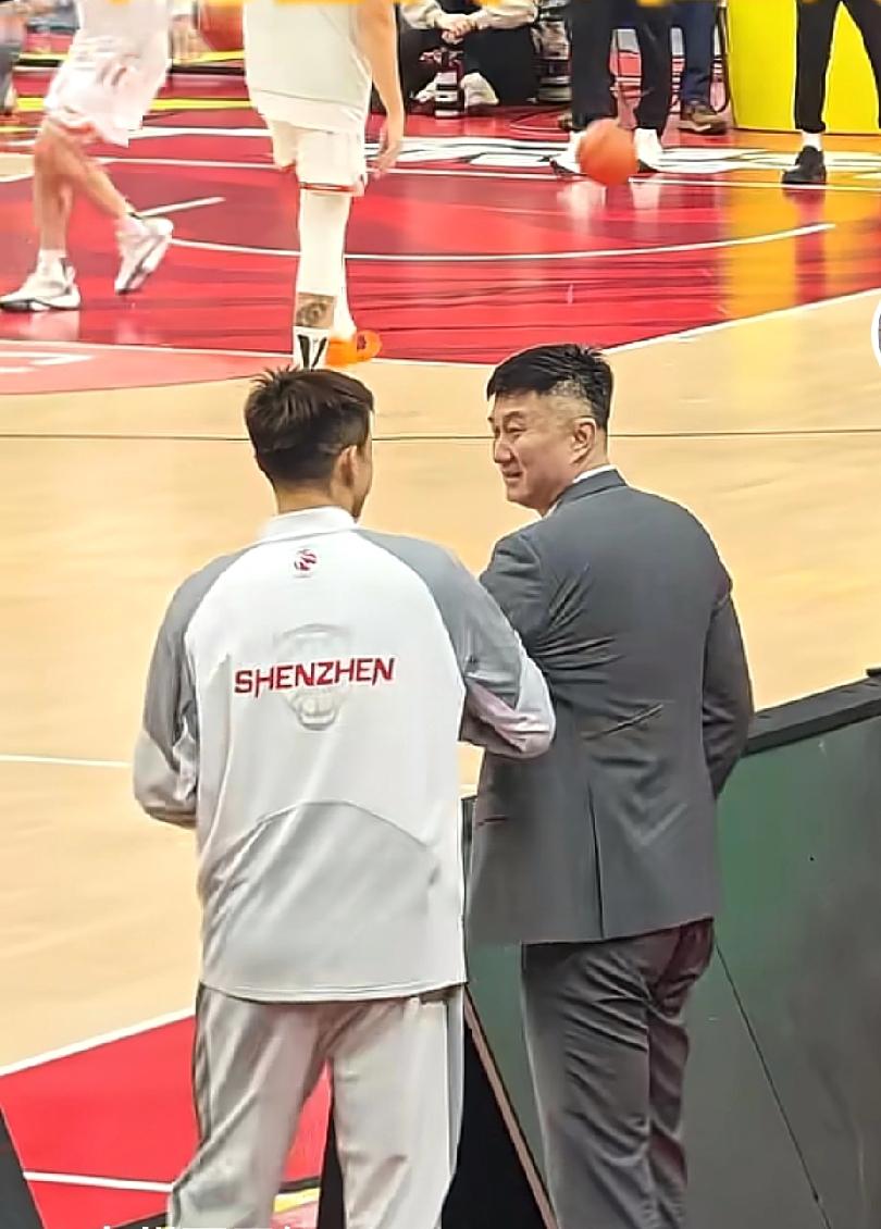 周鹏杜锋赛前动作被脑补：杜锋现在打球肯定不如，但周鹏执教怎么样呢？

周鹏现在只