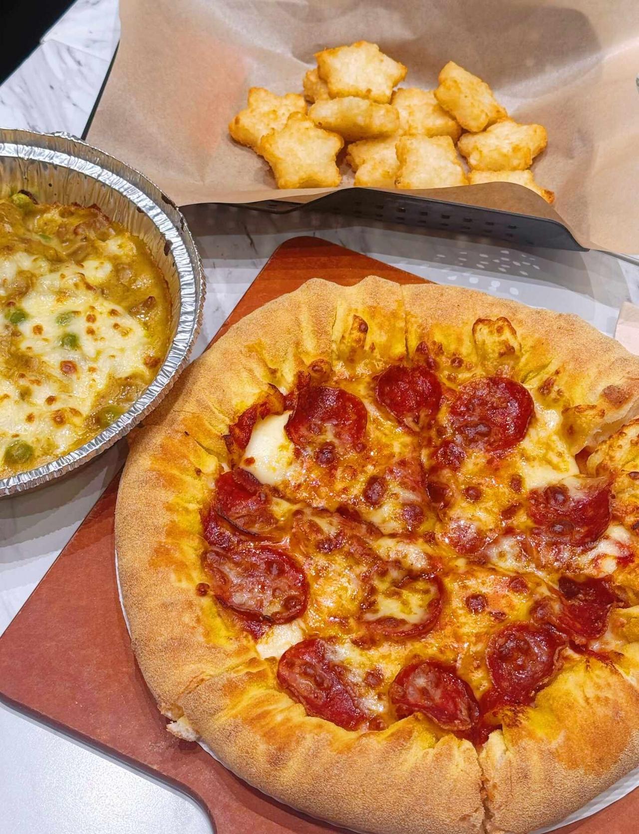 超美味的披萨🍕！
嘿嘿！吃到后面稍微有点腻，好吃的！[大笑]但还是比不过白月光