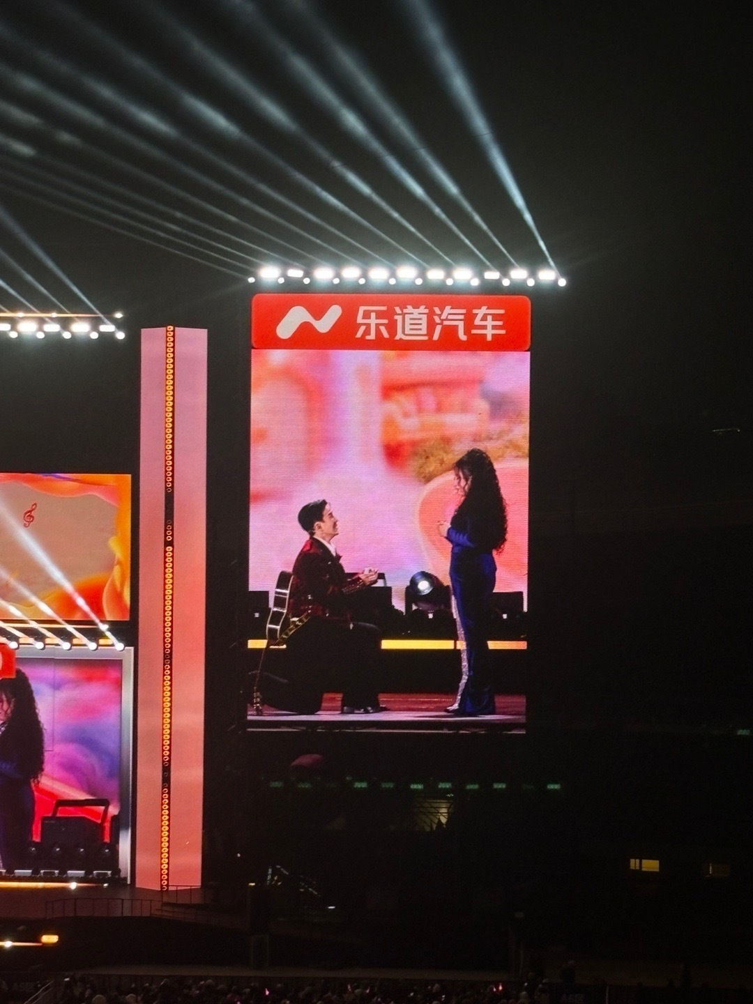 李川求婚锤娜丽莎表演结束后，李川在台上向锤娜丽莎求婚，她怎么也没想到会在这个时间