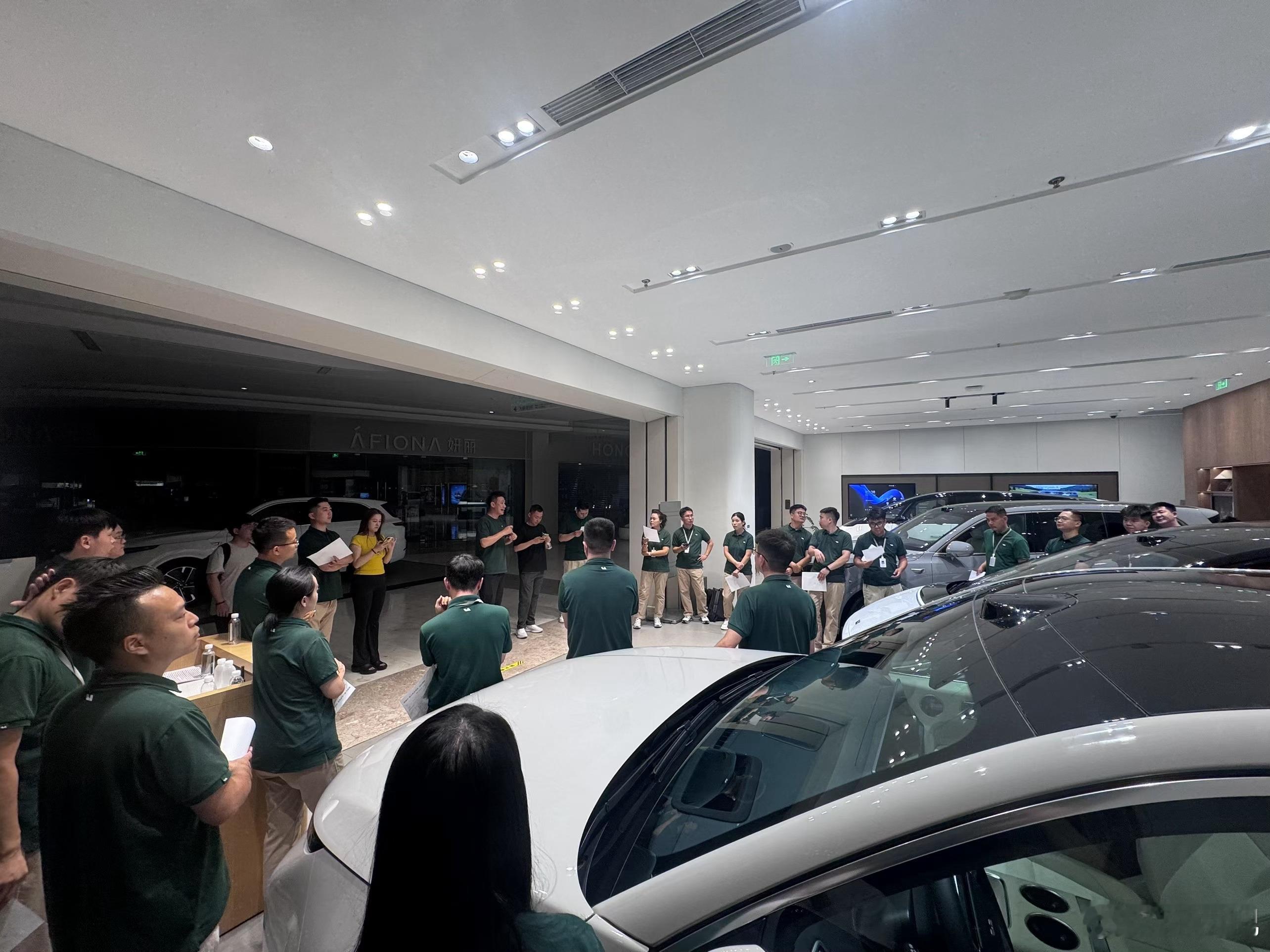说了18号可以进店看车就18号，这不凌晨12点一过，车就进店了[色][色][色]