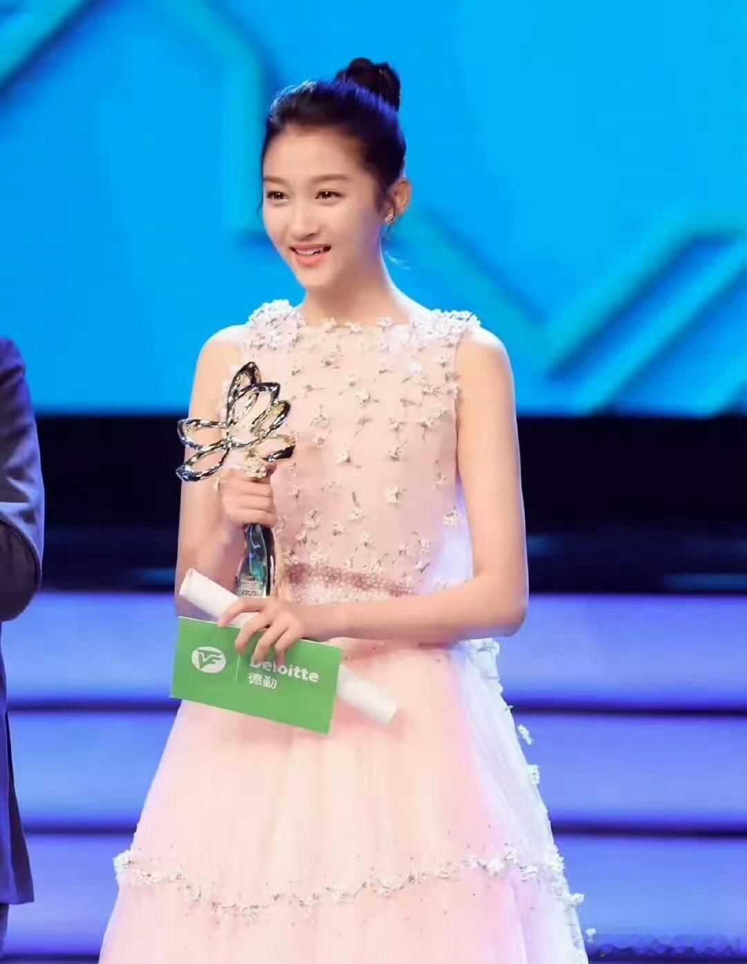 4岁出道的国民闺女关晓彤最应该回忆的是她的成就关晓彤4岁出道的国民闺女关晓彤 有