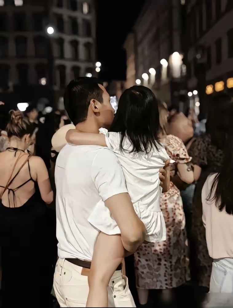 真没想到，女明星朱珠的老公，竟然是圈内带娃天花板。最近他们全家去意大利，全程都是