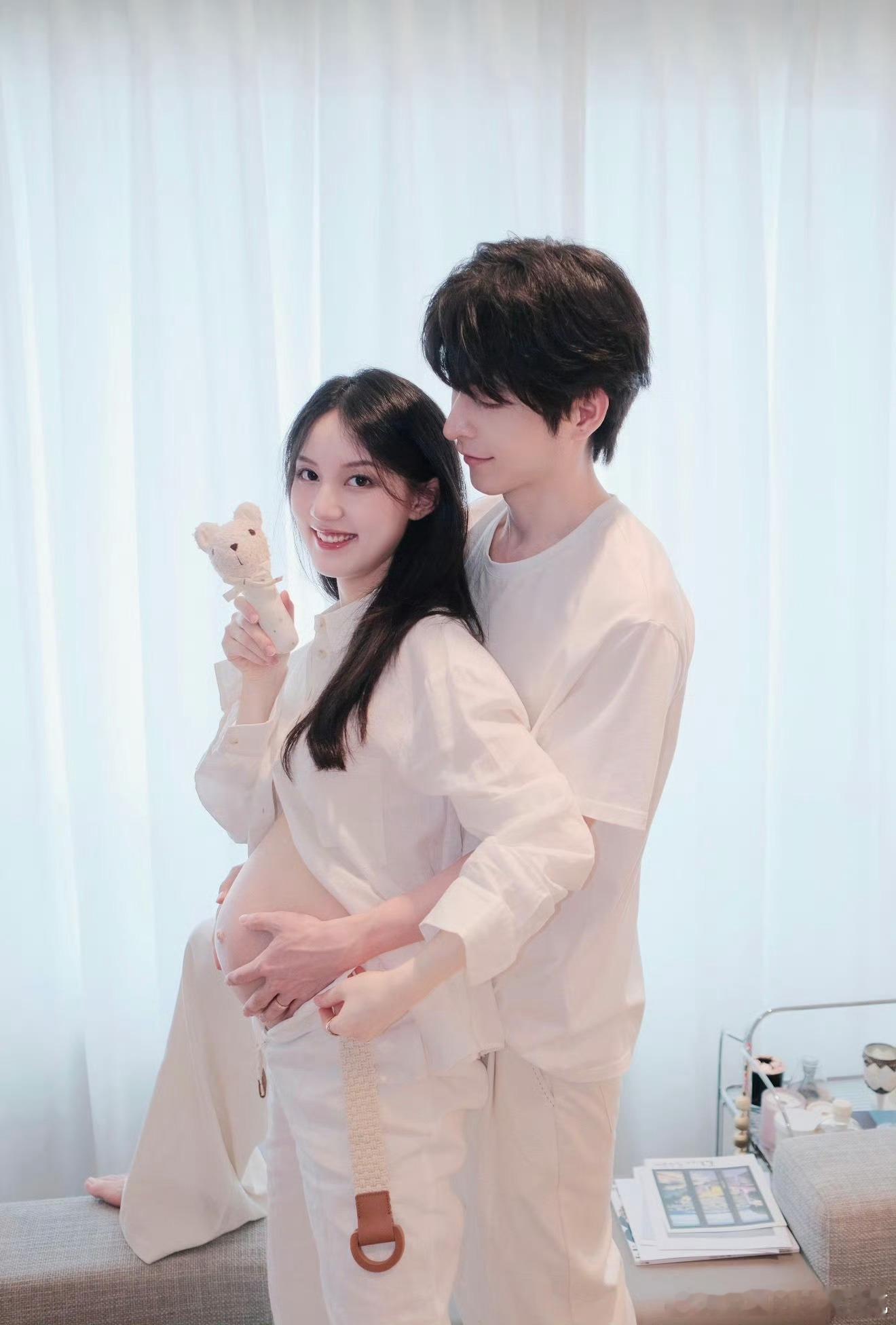 文韬一家三口合照9月12日文韬晒出手部特写合照官宣喜讯，夫妻二人双手比心，温柔环