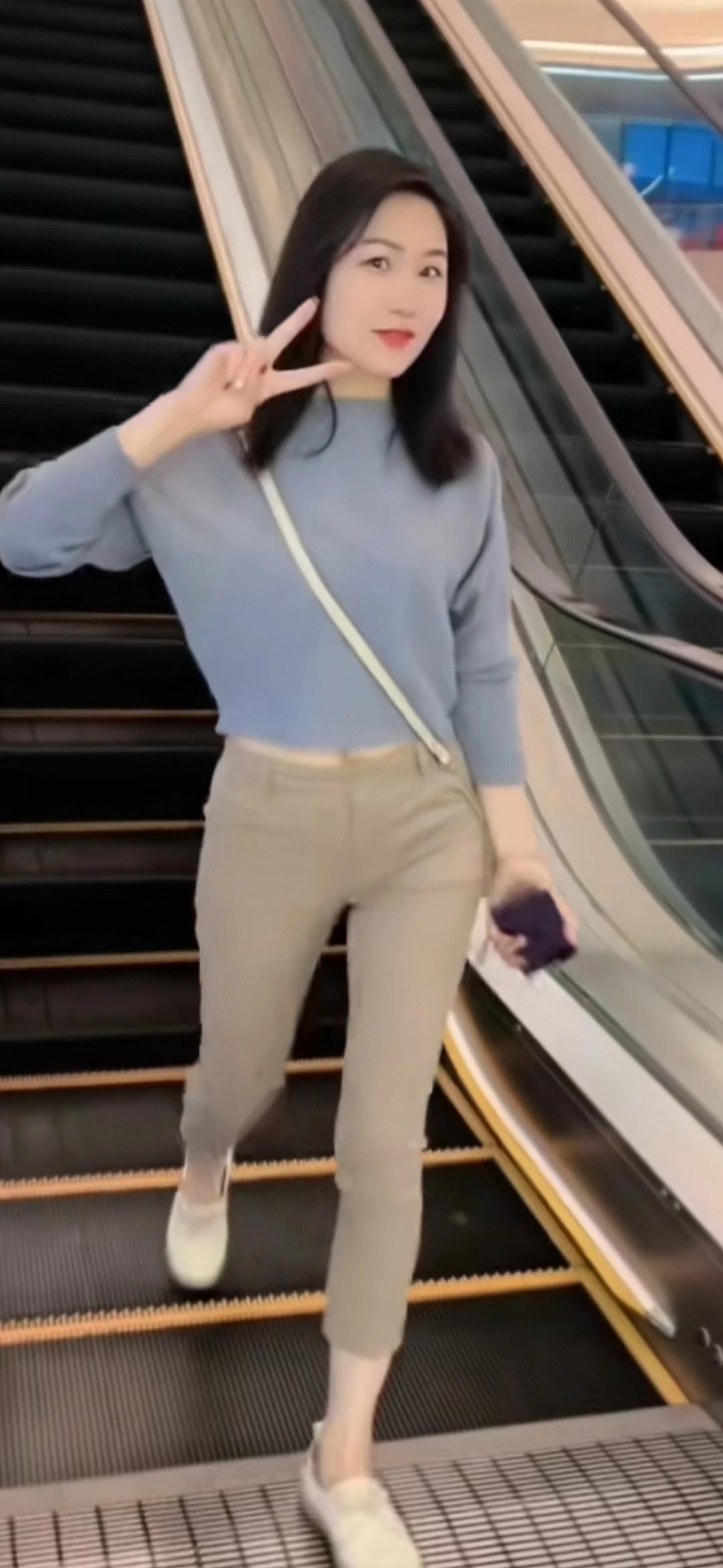 欣长的身材，优雅迷人的风度，尤其是那一头乌亮的秀发，有一种说不出的魅力。