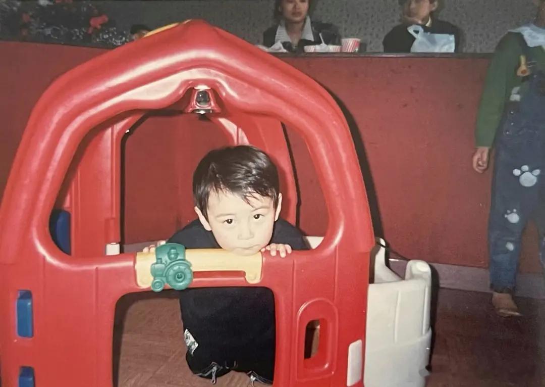 能认出出这是哪位男明星吗？感觉嘴巴好像 