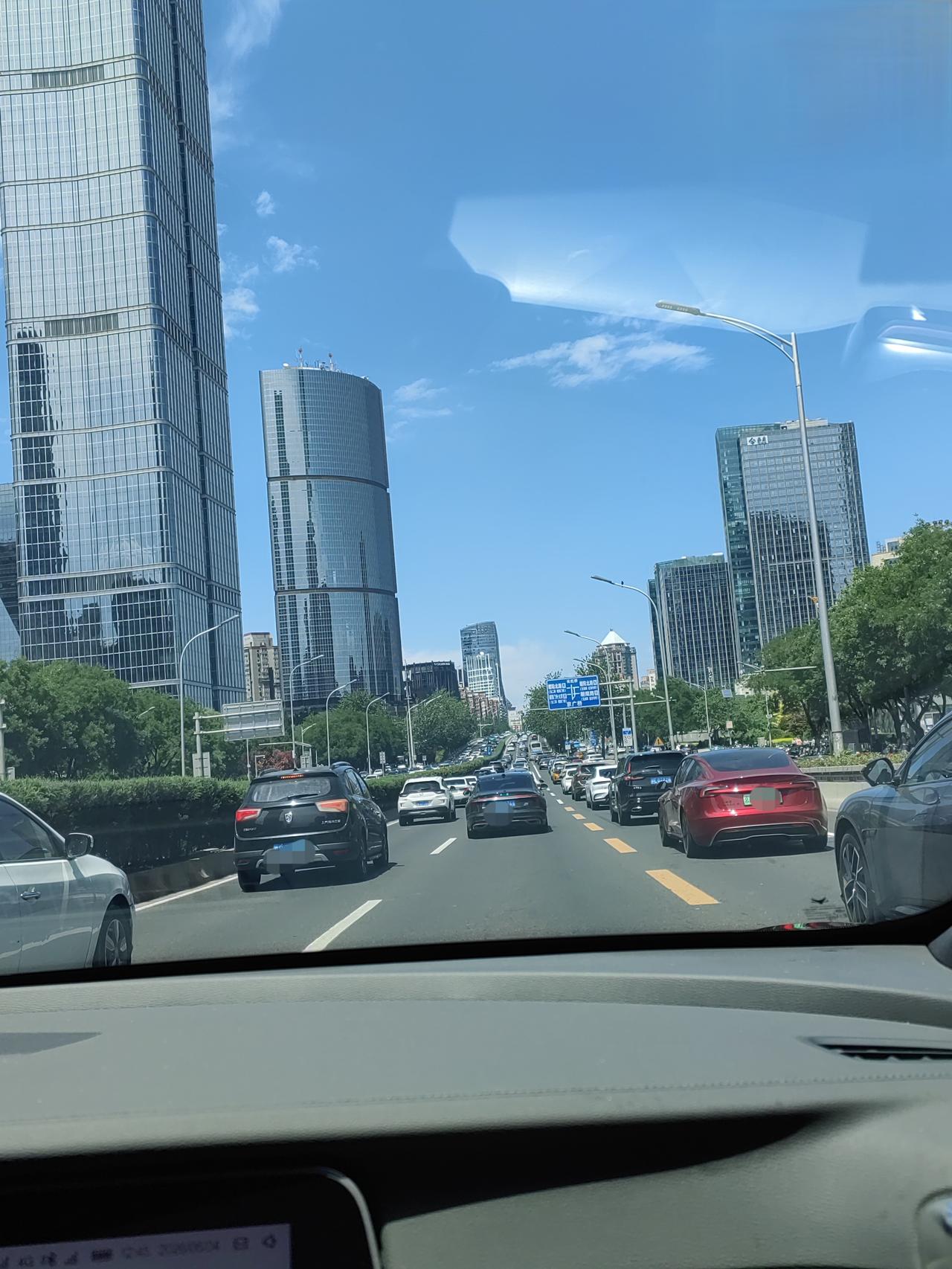 有时我会忍不住想：小区停车位明明那么紧张，可偏偏有些车位一空就是好几天。

今天