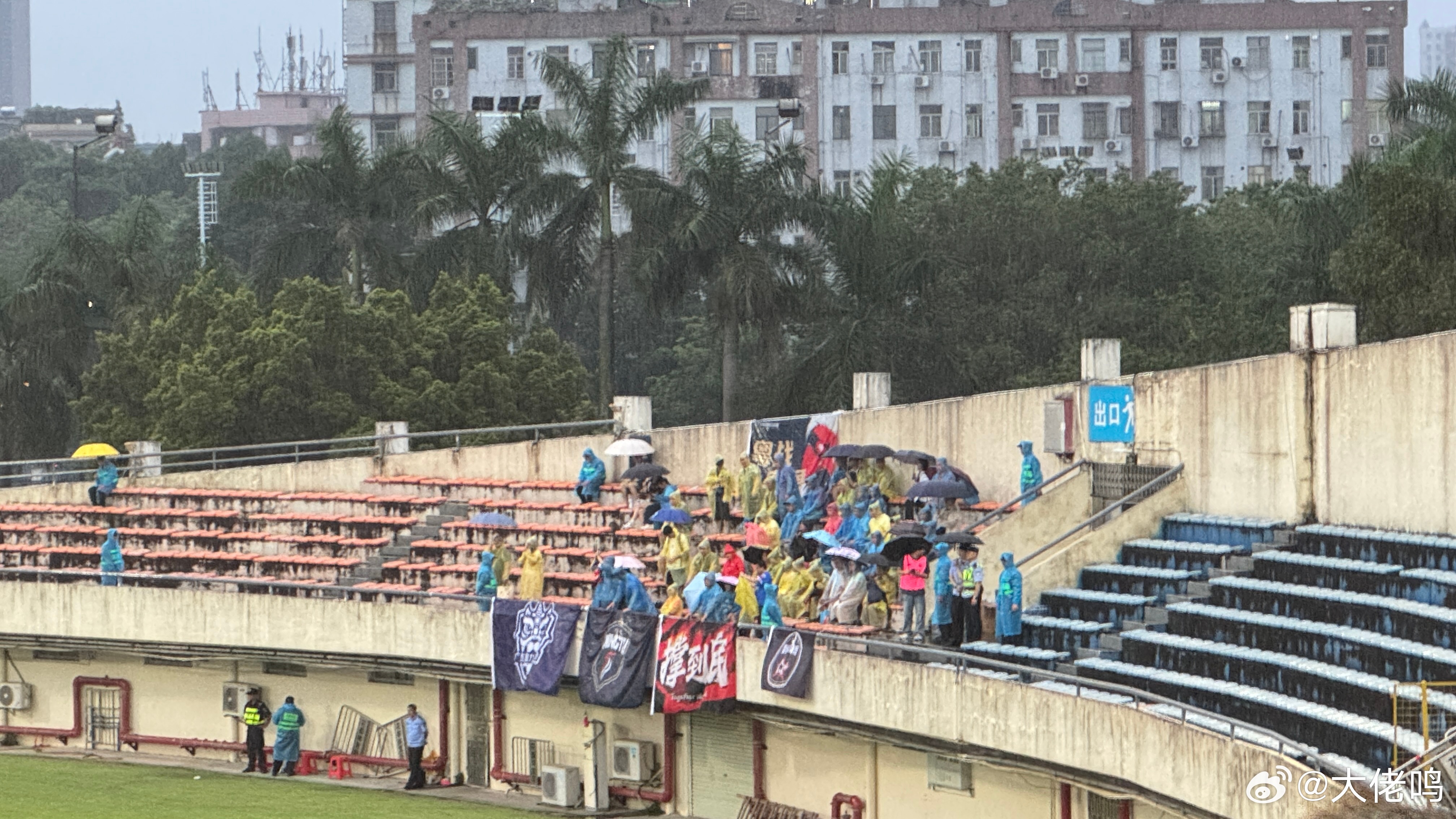 远征球迷冒雨助威，致敬鸣聊体育中乙联赛 广州·花都体育中心