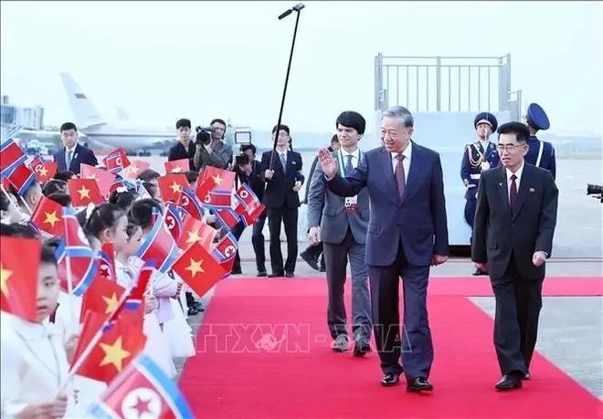越南国家主席苏林抵朝参加阅兵，红色领带显精神，金成男机场亲迎

10月9日，越南