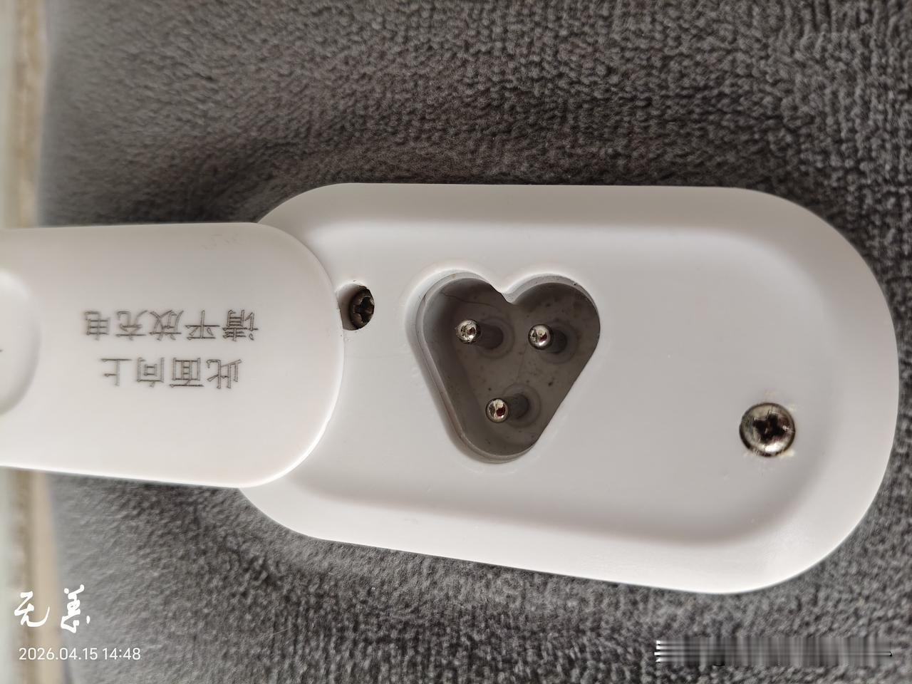 午休结束，我特地穿上了一件黑色的衣服，从卫生间找来一块抹布，把阳台的窗台擦拭干净