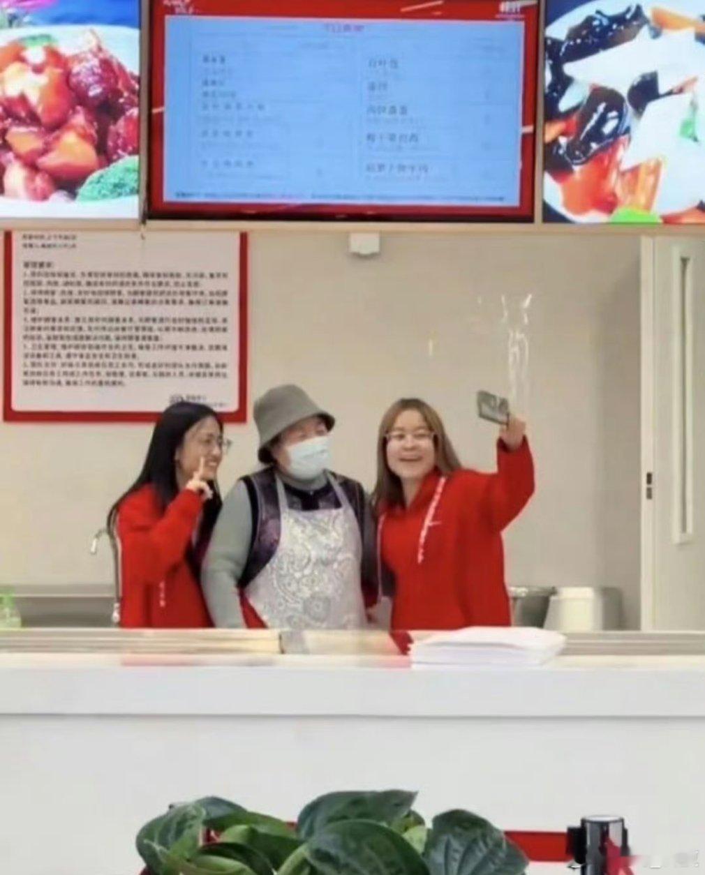 刘强东父母现身京东食堂做饭 老有所为，乐在其中，为自己找一件事情做，这样挺好。 