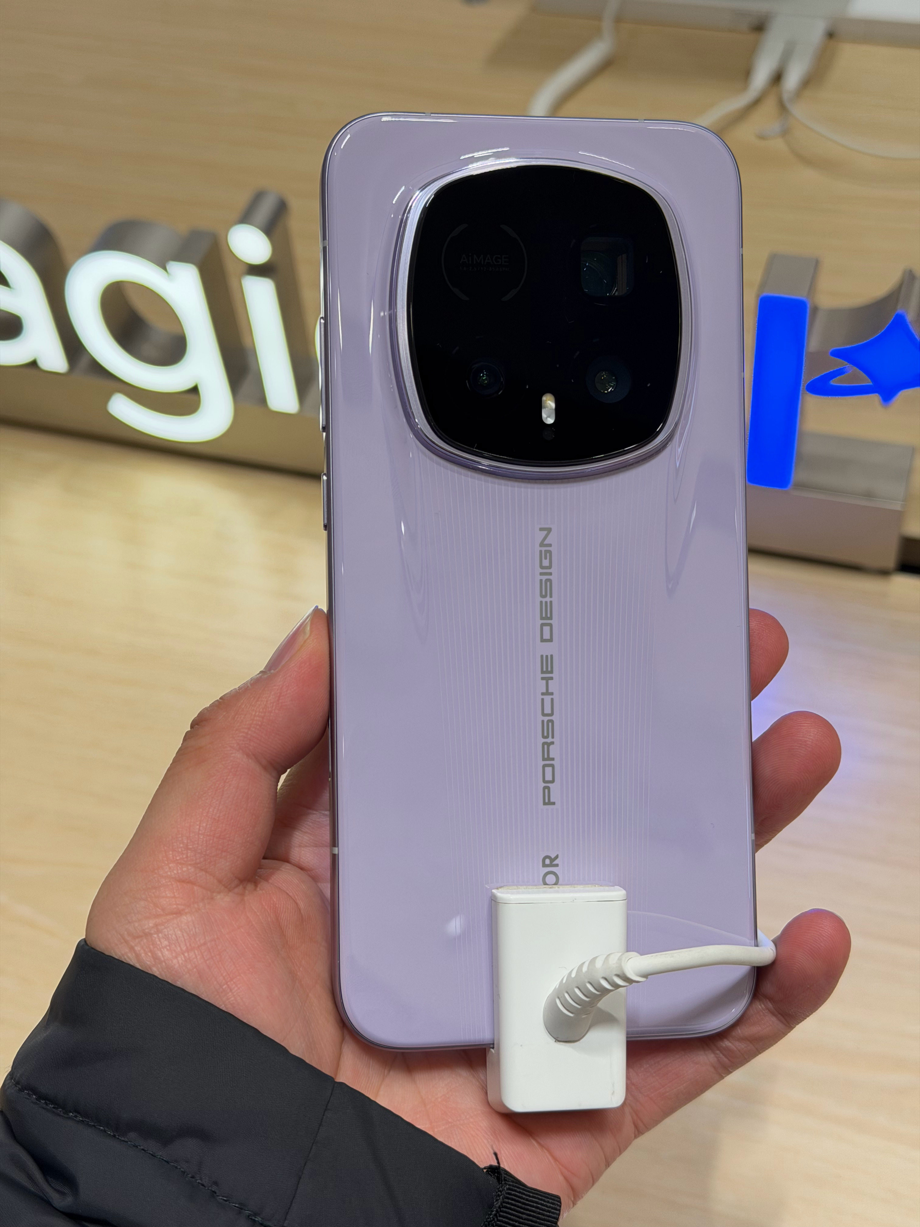 设计这东西确实挺神奇的，荣耀Magic8 RSR保时捷设计就是后盖加了一些设计，