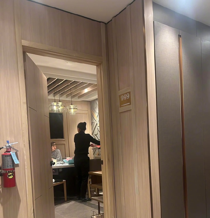 网友LA海底捞偶遇Lisa 网友在LA海底捞偶遇Lisa，果然是火锅重度爱好者，