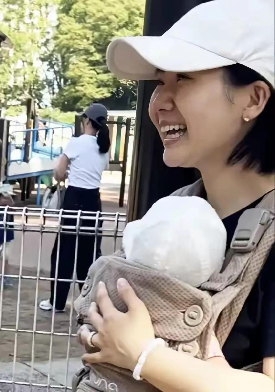 母爱泛滥，福原爱第三个孩子，出生才两个多月就背着去动物园玩了
看到福原爱背着刚两