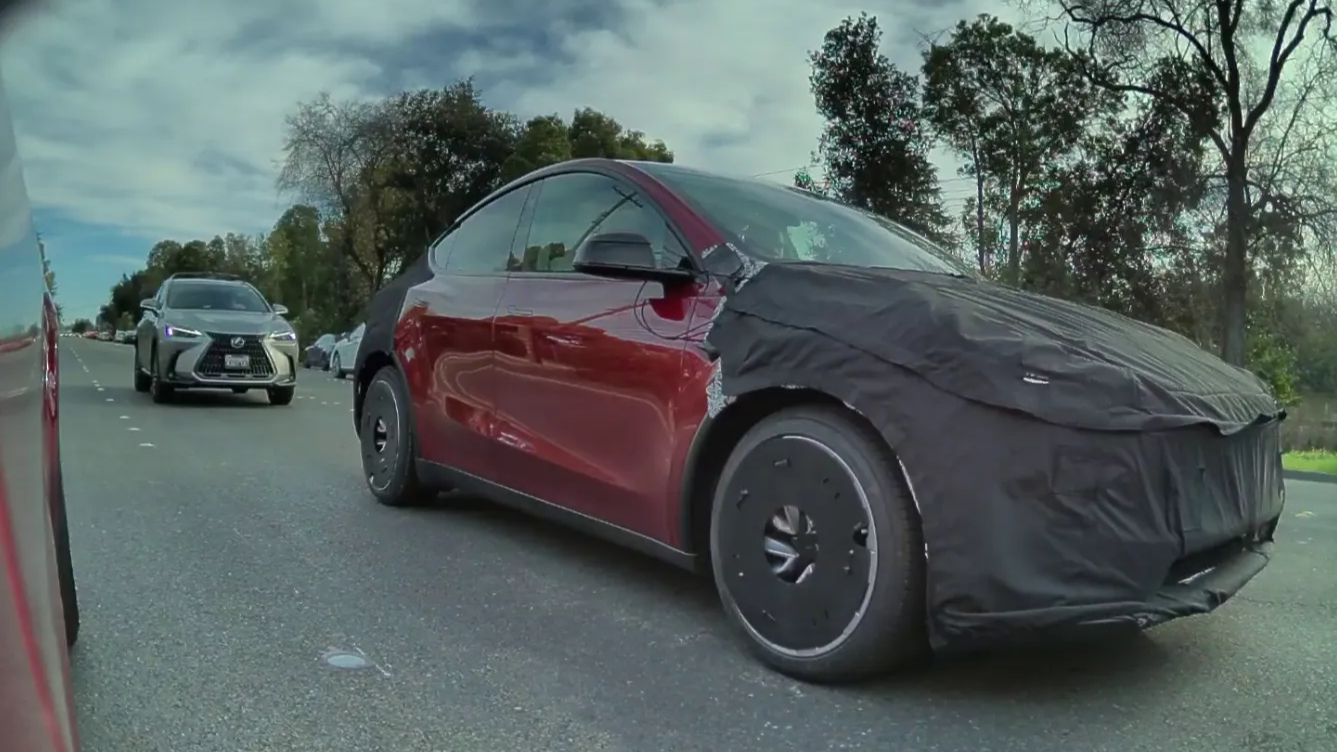 特斯拉焕新版Model Y Performance 高性能版红色伪装车路测🚗 