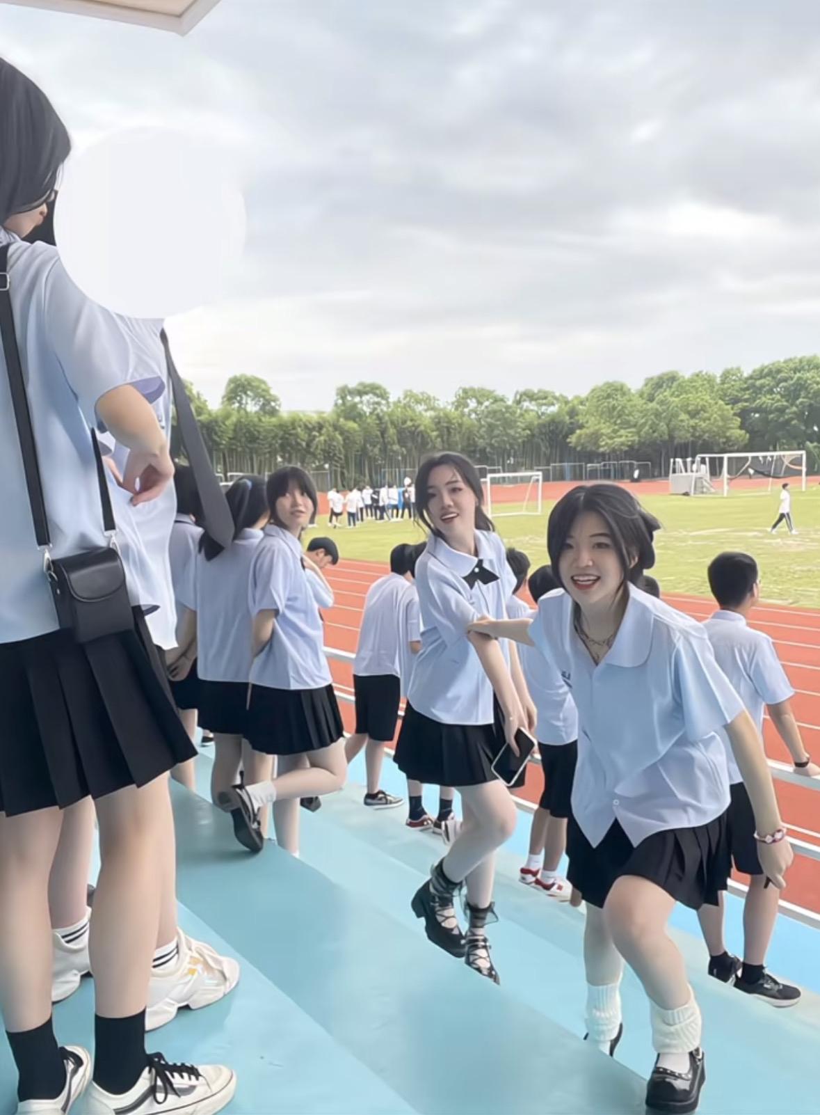 青春校园时光，笑靥如花，青春洋溢！😊👭🏫