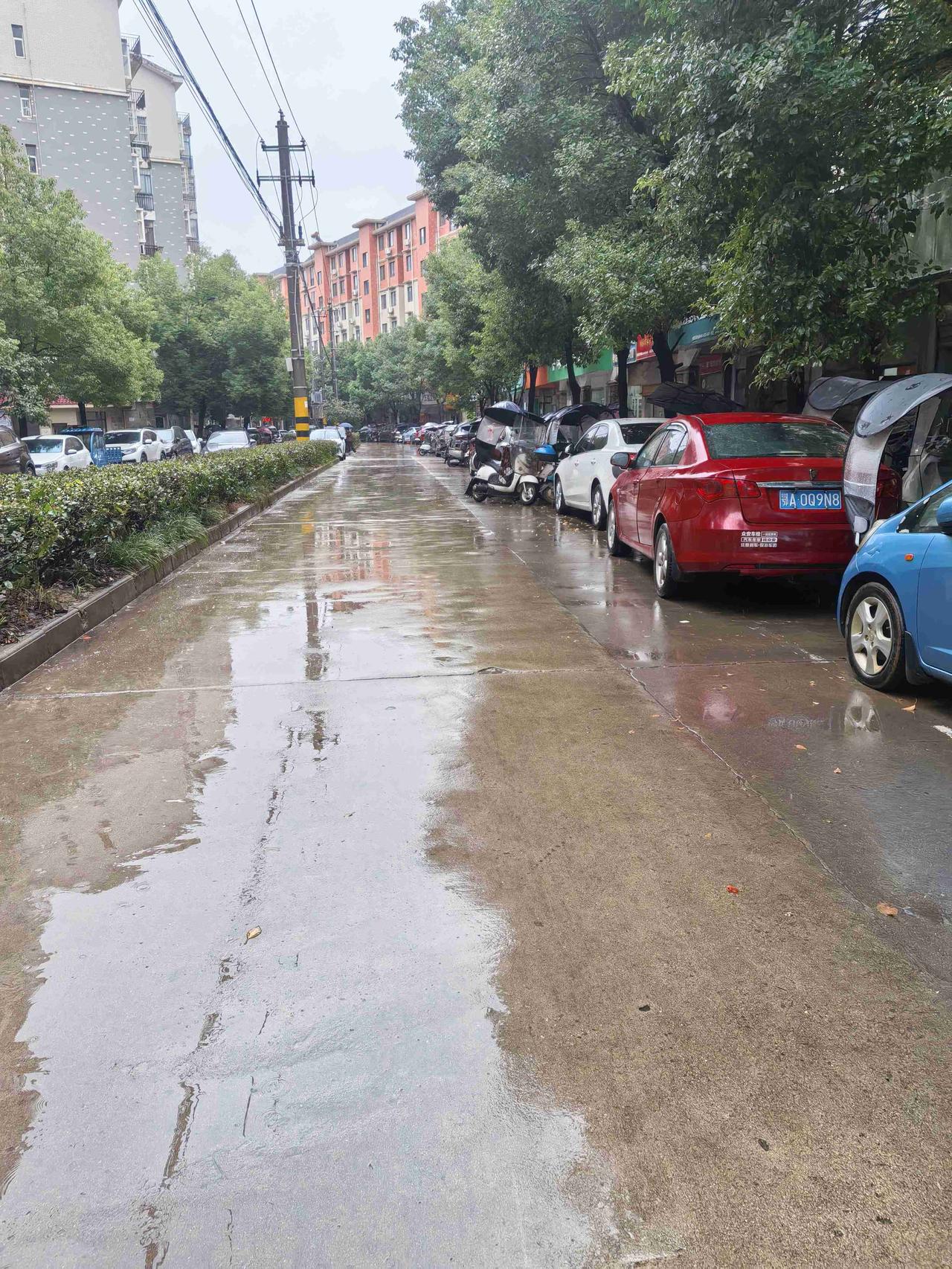 带定位晒今日生活 今天状态轻松愉快，可外面却下起了雨。不过这雨天也别有一番韵味，