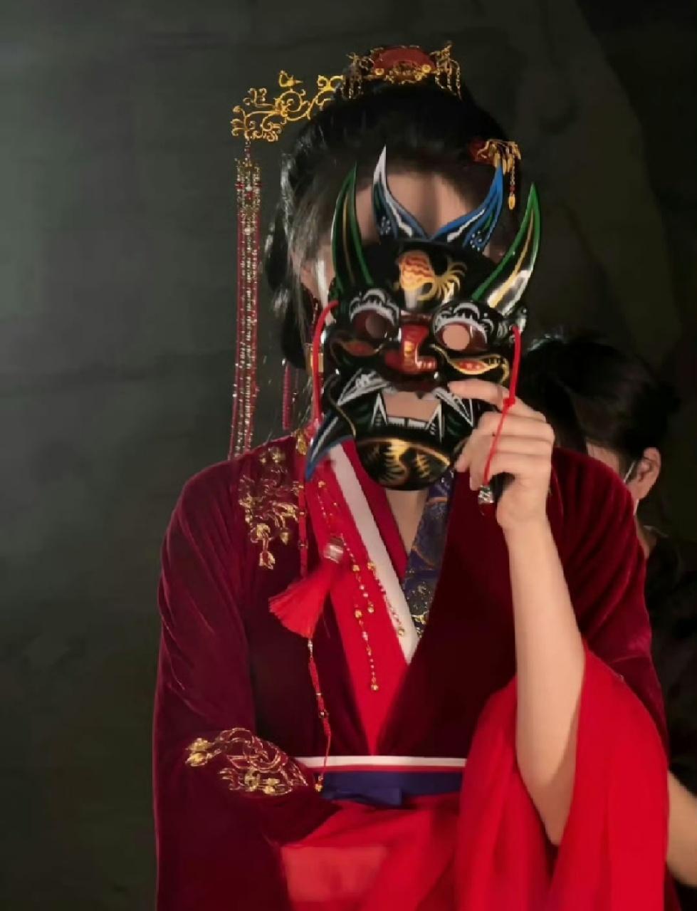 娱乐[超话]艾米雀骨谢嘉鱼妆造艾米雀骨谢嘉鱼定妆照 艾米雀骨定妆照🈶 ​​​