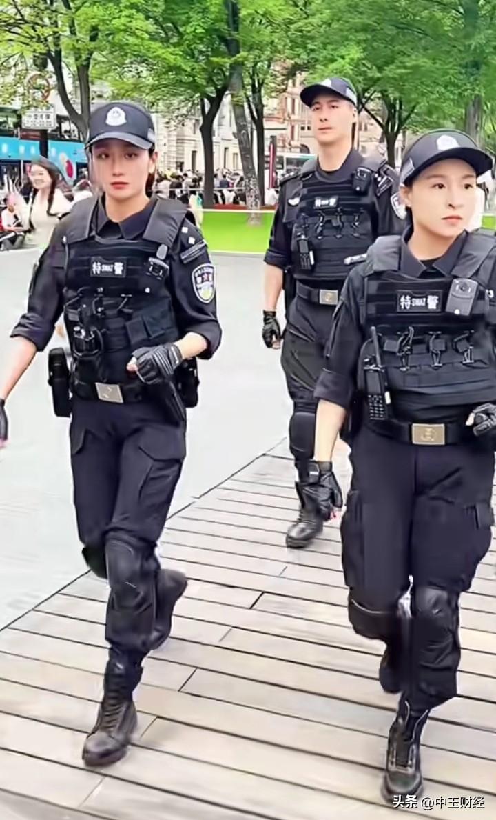 在上海，女特警这行业确实有不少闪光点。练就一番本领那可太酷了，擒拿格斗样样在行，
