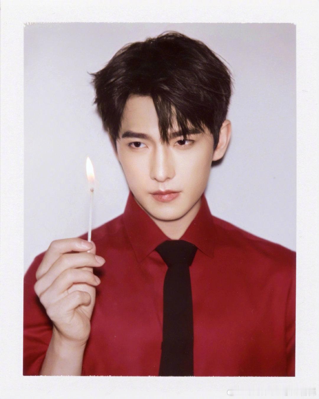 杨洋拍了撕拉片 杨洋夏日青春派对​​​太好了杨洋拍了撕拉片！红衣look、眼镜l
