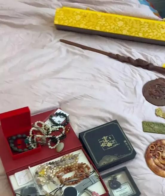 你的父母，正在被骗子温水煮青蛙式的一步一步从你的身边夺走！

​“妈，这手串是酸