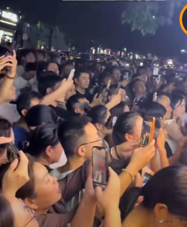 他死了，可是他还活在人们的心里。

他为人民做了好事，许多人受益，所以许多人就不