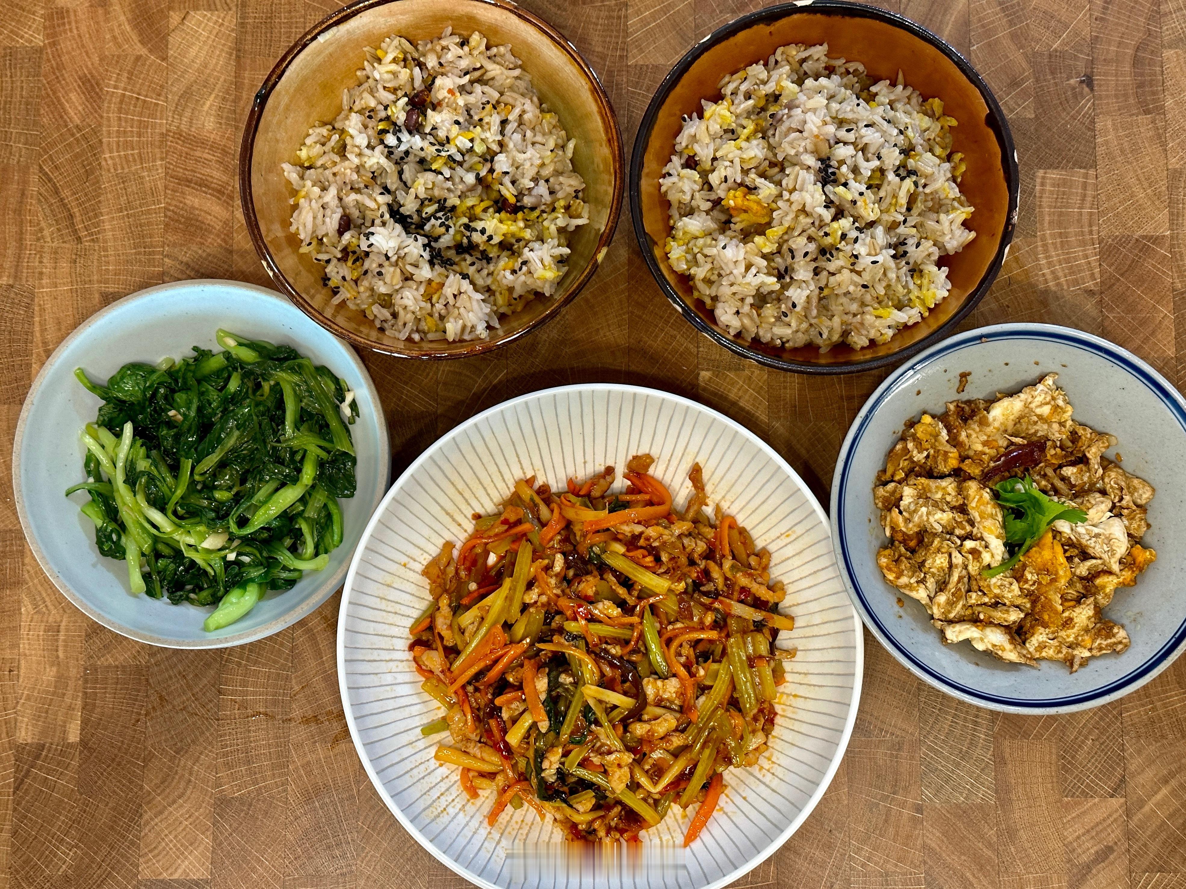 今日健康餐，鱼香肉丝，鸡毛菜，油醋蛋。糙米饭加杂粮加姜黄粉黑芝麻炒鸡好吃😋毕竟