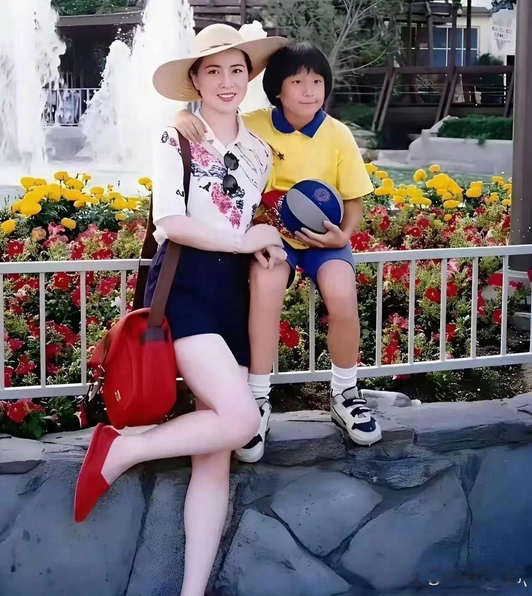 林凤娇比邓丽君文静，内敛。是个收的住心的人。成龙的选择没错