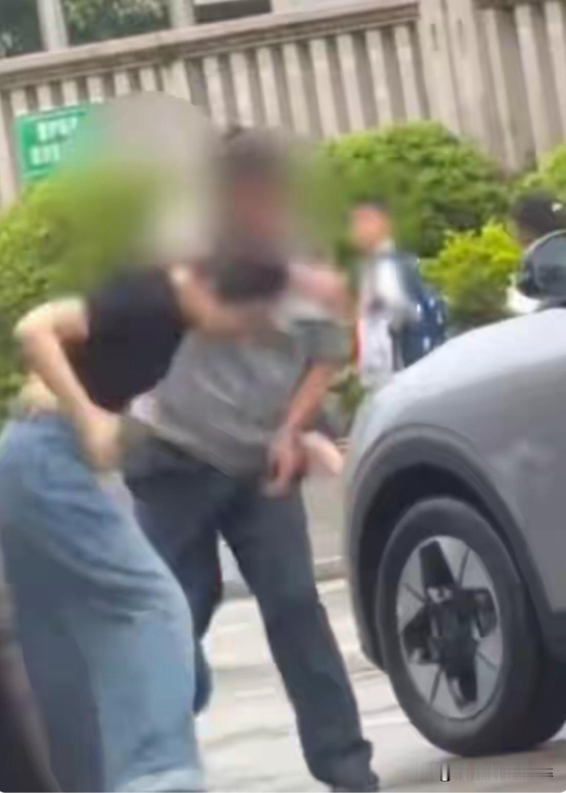 4月22日福建一女子脚踹保安后，被保安重掌反扇一耳光，建议属地相关部门严肃调查核