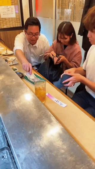 日本人出去吃饭一般都是“AA制”？
也就是各自付款结账？
即使双方是男女朋友，情