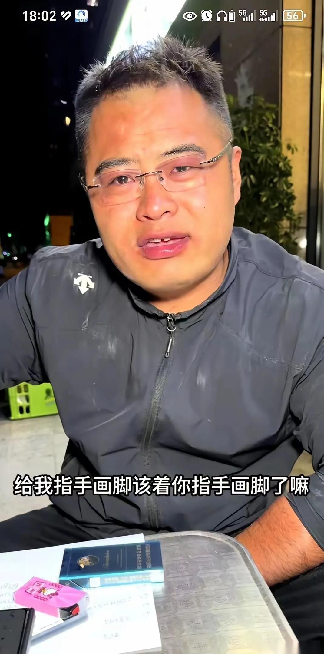 豆二两兄弟确实挺能吃苦的，为了赚钱也是拼尽全力，演戏般的存在，你看兄弟两个一个开