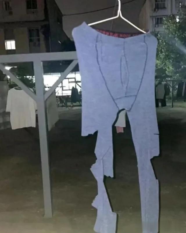 奇葩！西安，某大学一女生在学校晾晒区晒被子时，发现一男生的秋裤晒在自己被子旁边，