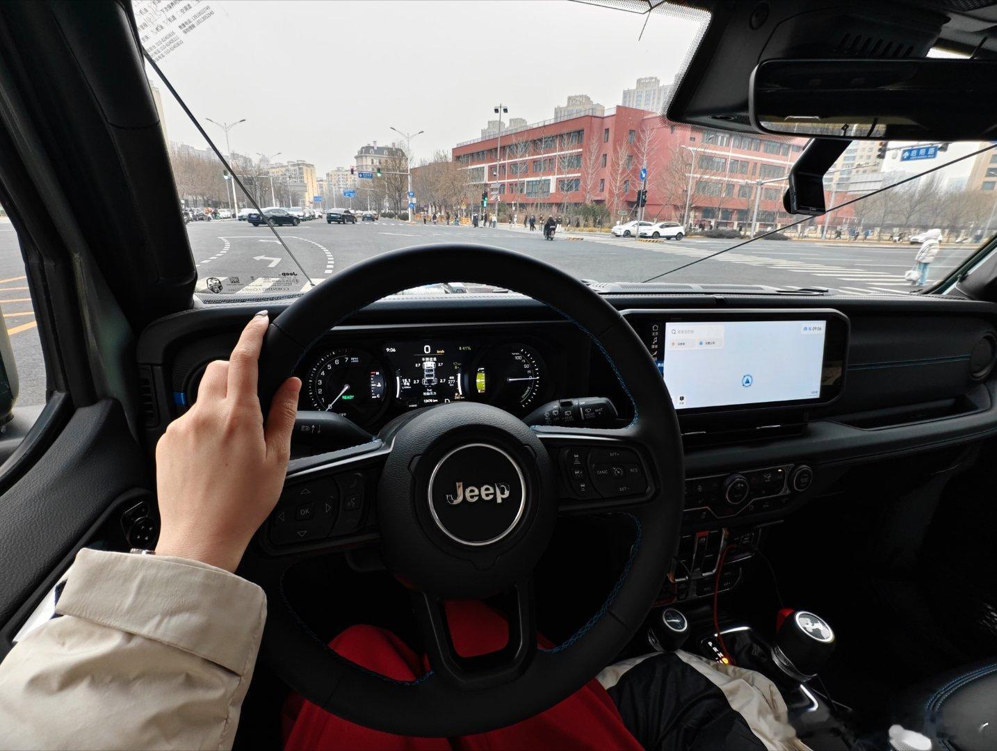 大家周五早呀一周中最快乐的日子！今天的副驾驶是小红包今天的穿搭也是all red