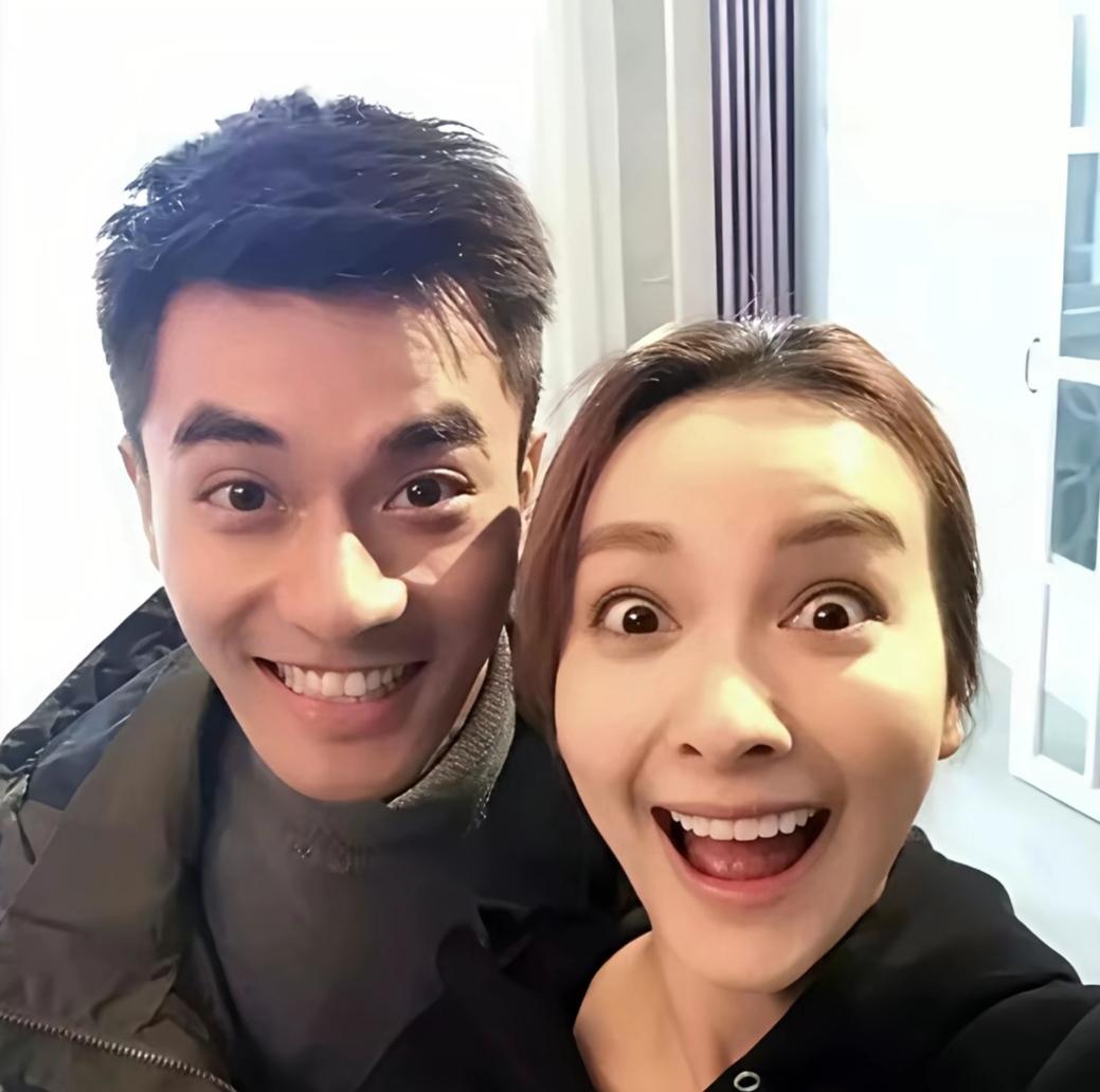 43岁的吴昕最近被拍到，
和男友郑凯一起吃饭，
吴昕和郑凯已经悄悄好了7年，
从