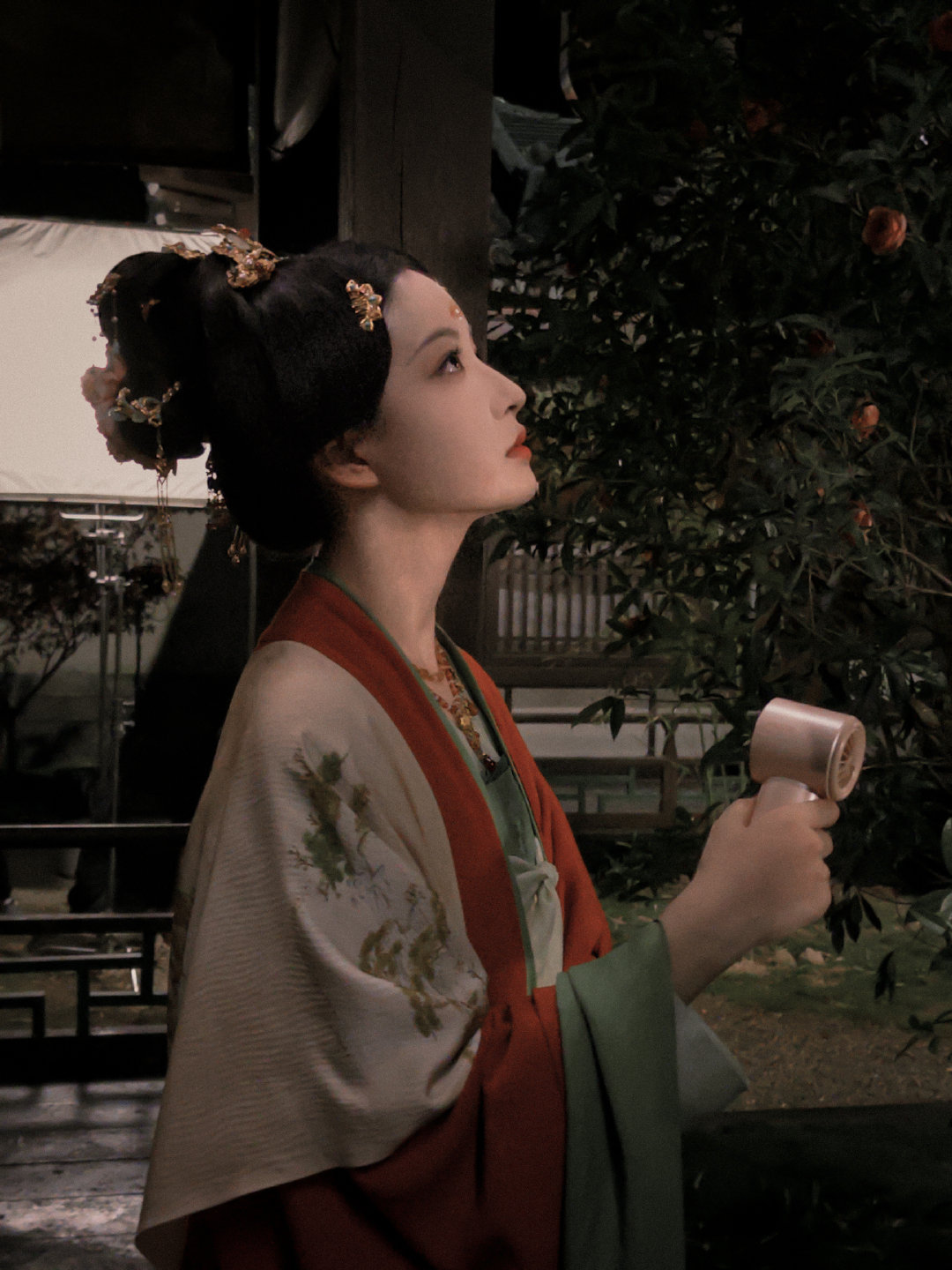 莫离女二演技昔日赐婚夜里满心期许，短短百日便美梦破碎。演员靠细腻神态层层释放情绪