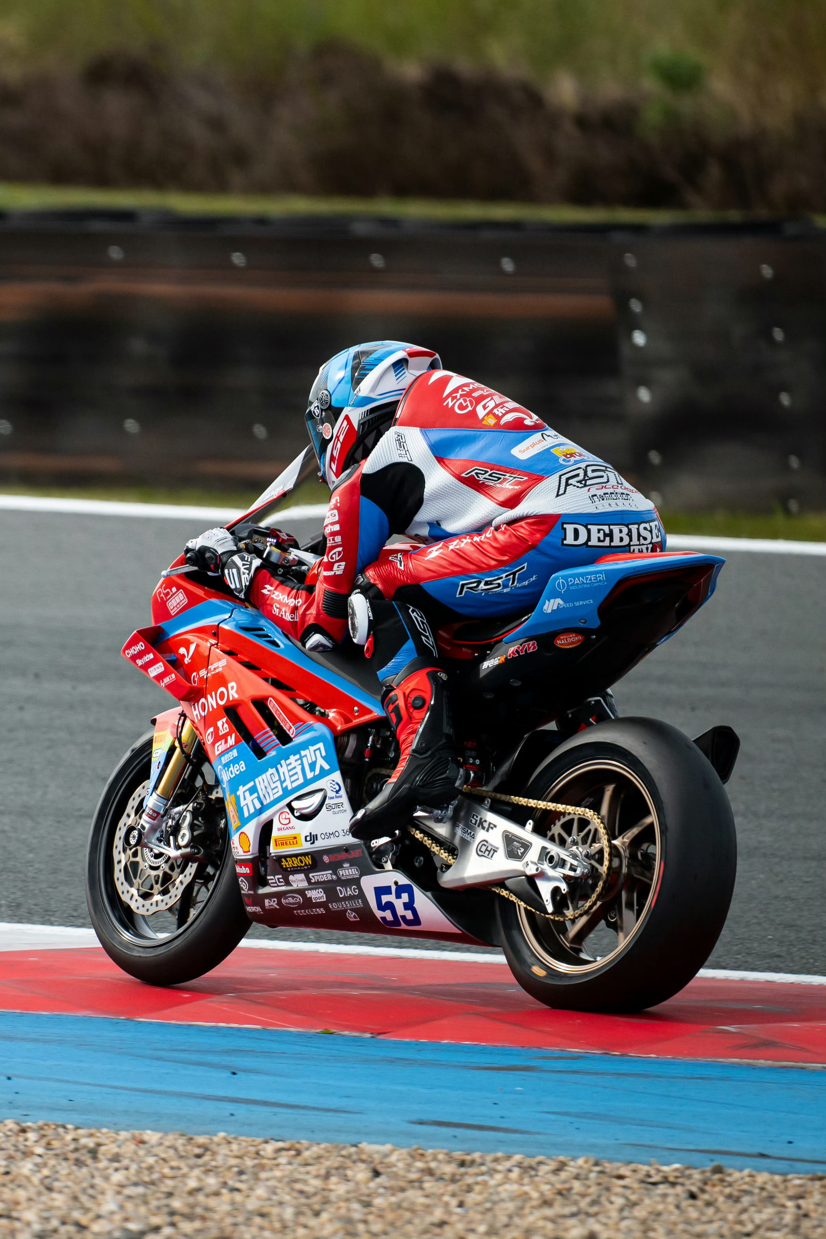 除了刹车，张雪机车wsbk的头盔也是国产的。LS2 廖氏兄弟我也是用户