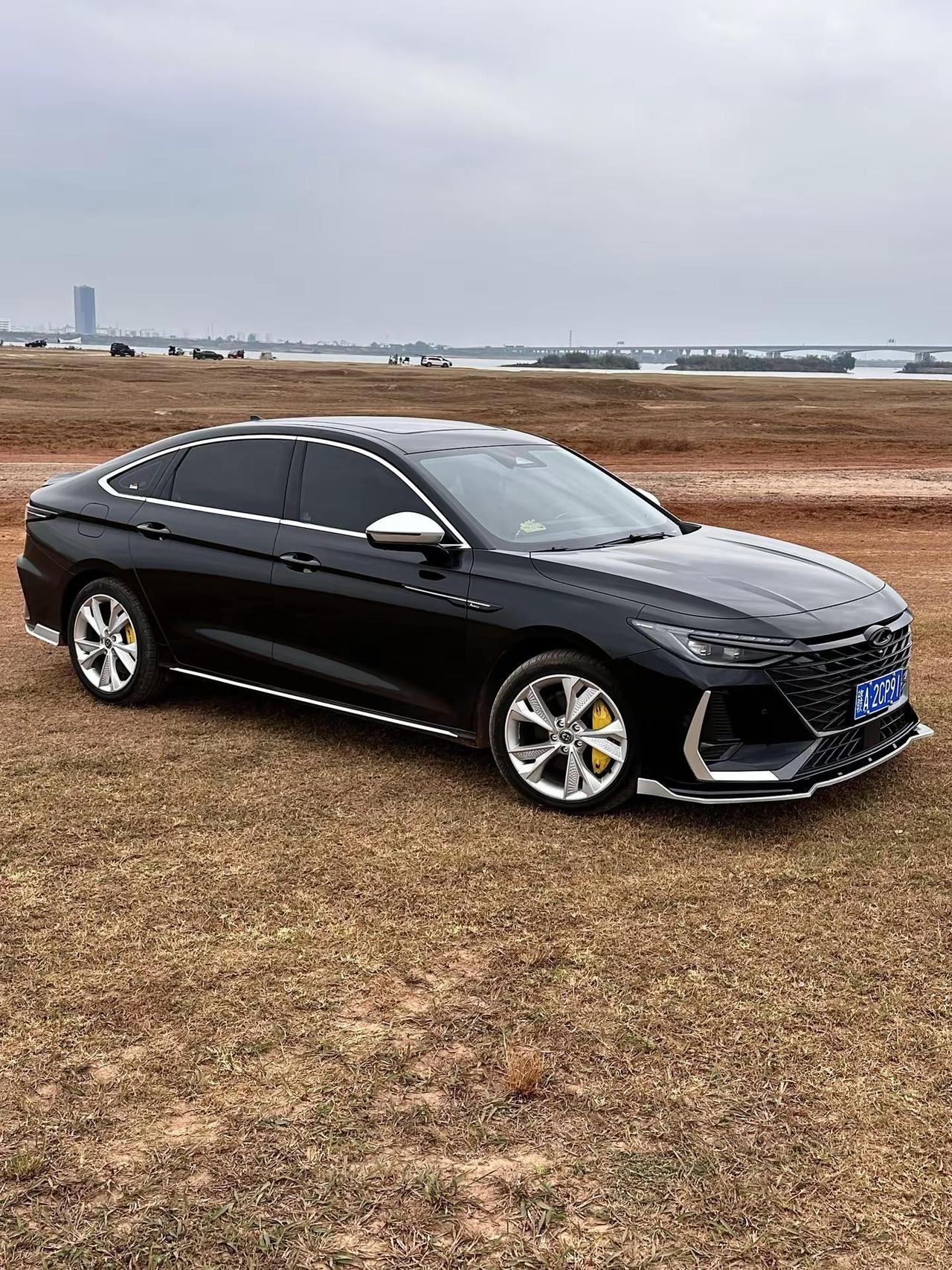 这车不看车标的话 或许议论声就不大了