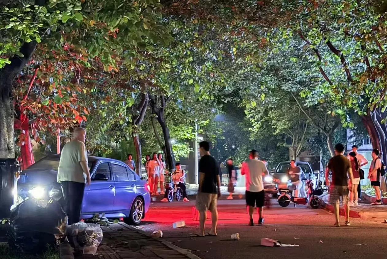 华南理工大学一女生刚过完18岁生日，
下楼扔垃圾的时被车撞身亡
肇事者已经被控制