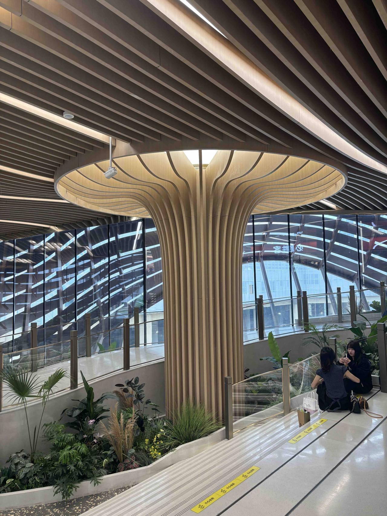 去年，北京东部最大的商业综合体建成了，王府井湾里，这个周末去了一下。

真的是大