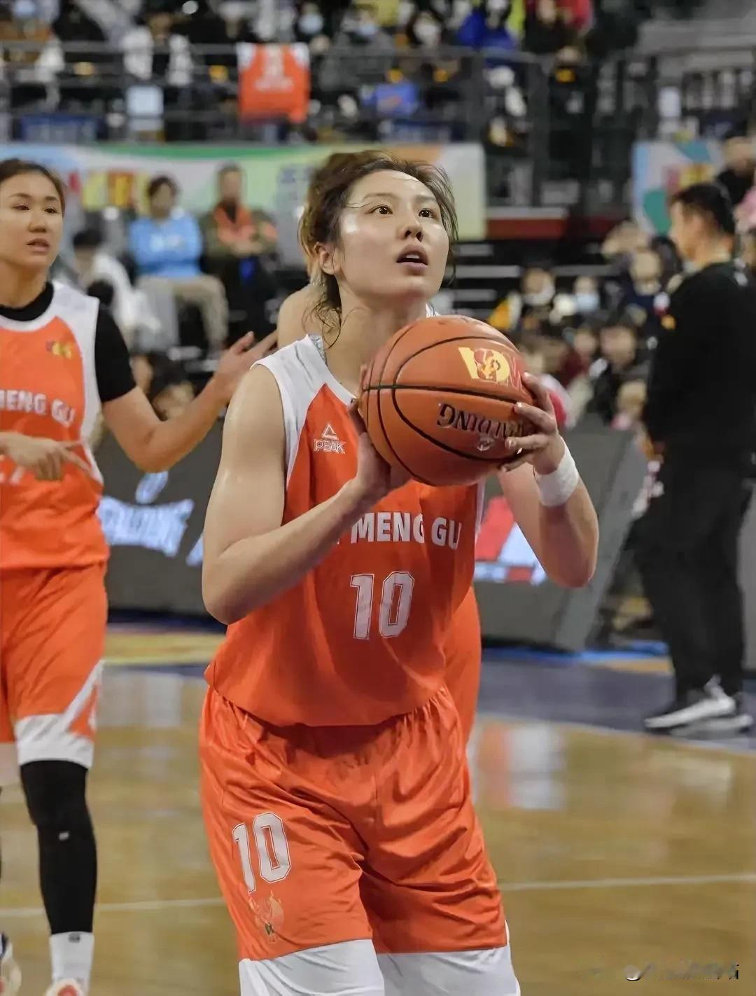 内蒙古女篮66-63战胜山东女篮，国手张茹终于迎来了爆发，全场砍下17分4篮板2