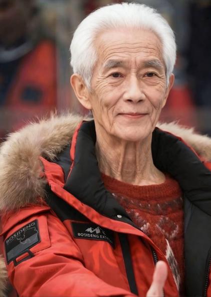 有网友用特效做出了他老了之后的样子。
 
尽管已经白发苍苍，脸上满是皱纹，但整个