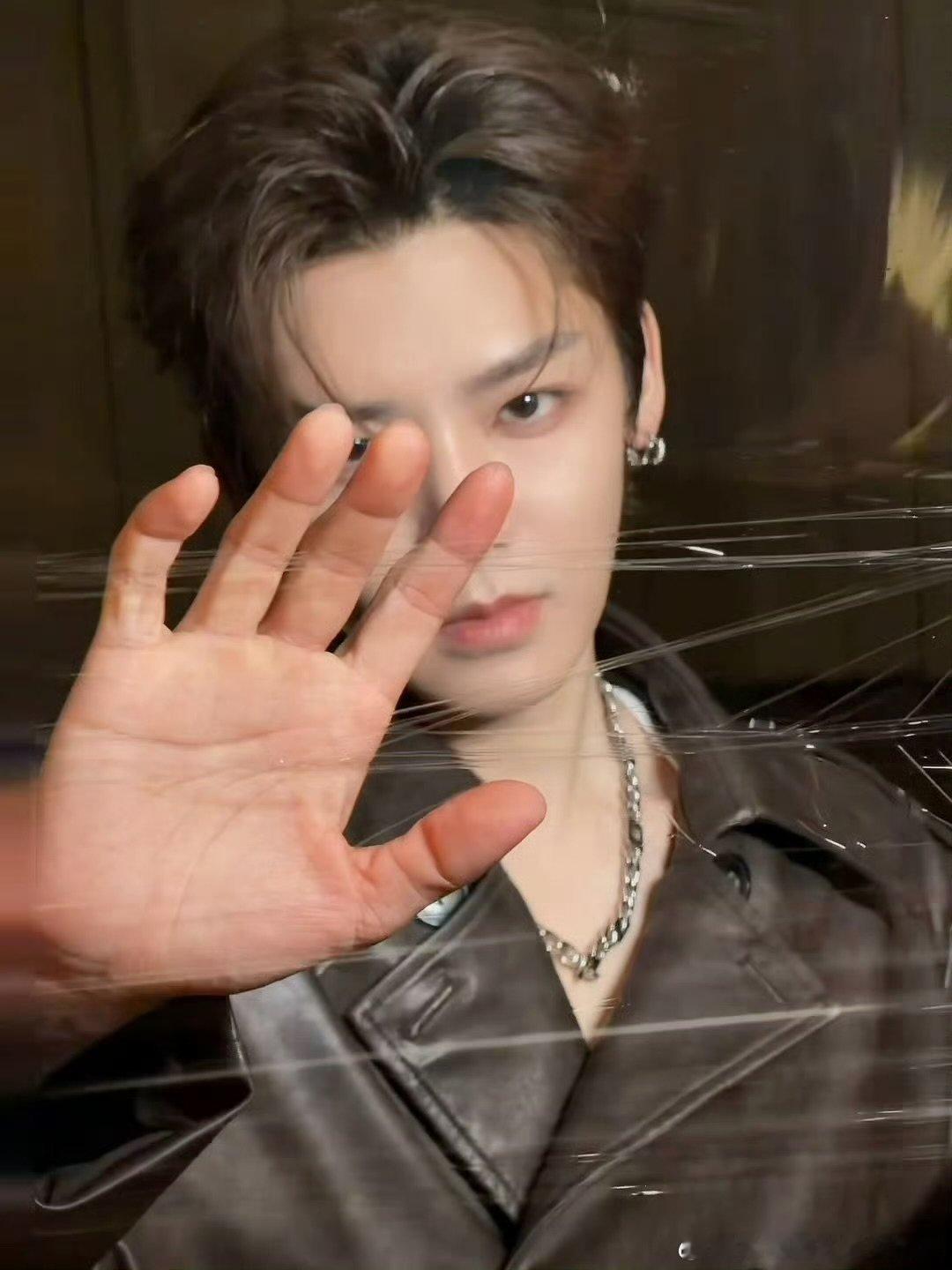 侯明昊爱错舞台侯明昊尖叫之夜爱错舞台侯明昊尖叫之夜《爱错》舞台造型出图，期待今晚